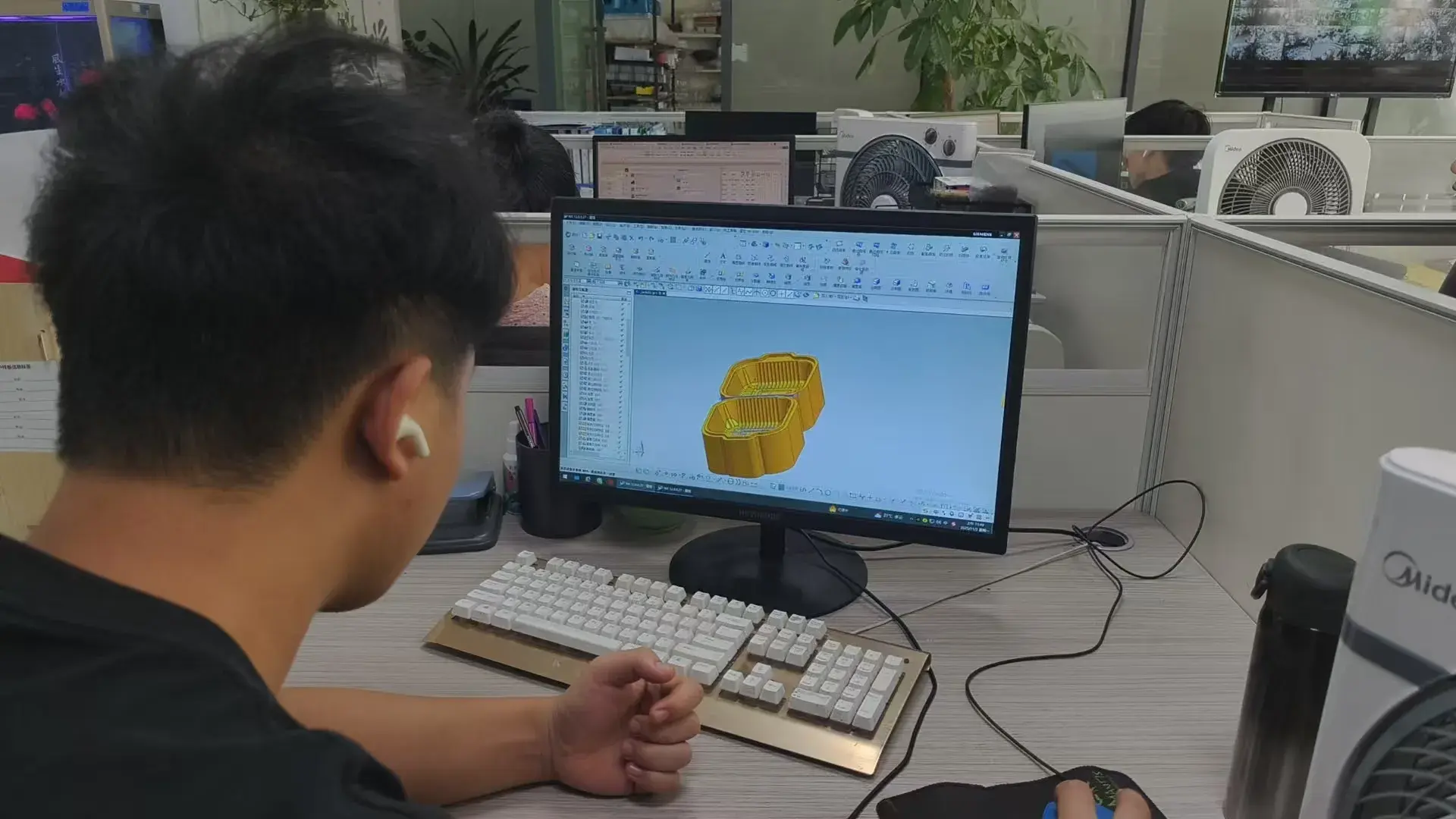 Engineer uses Mesoforming software to design 3D plastic part models.